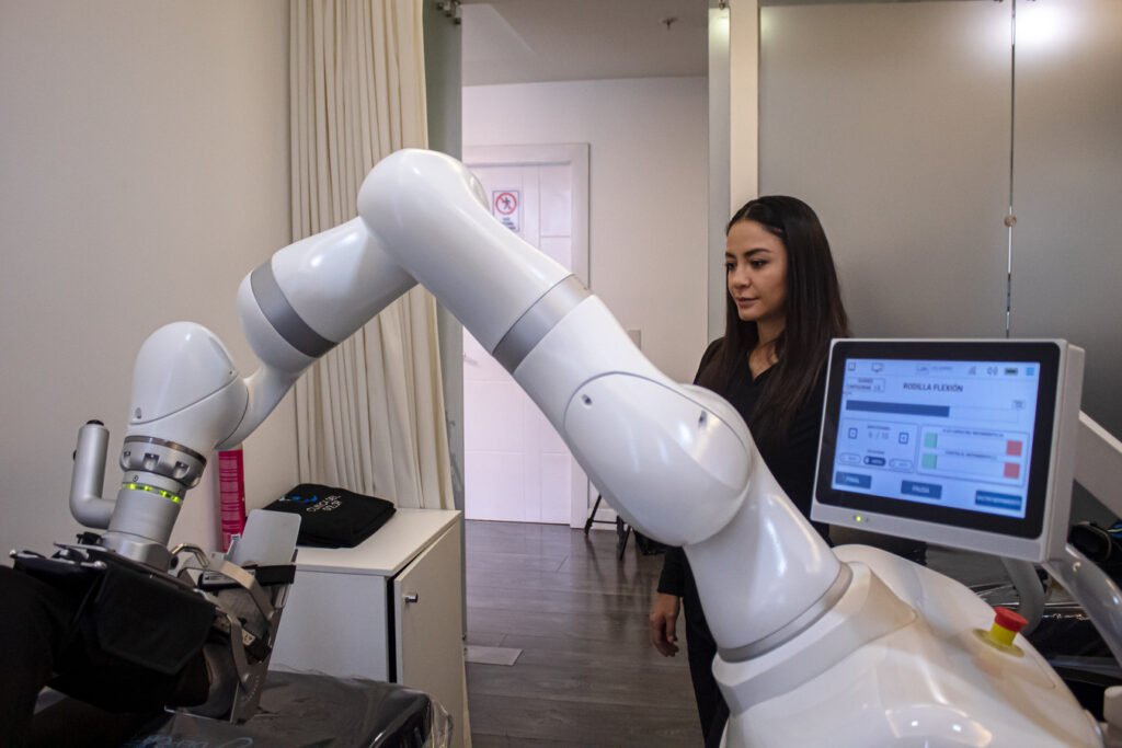 Holding medico medico y paciente en sesion robot robert