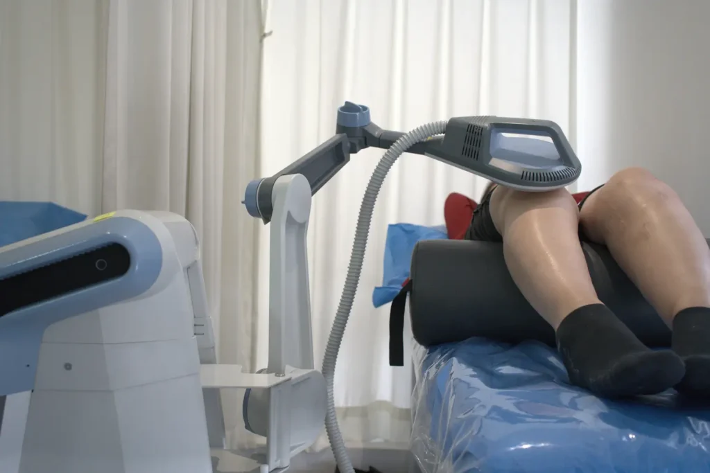 Condromalacia | Clínica de Lesiones Deportivas robot_laser_de_alta_intensidad_clinica_de_lesiones_deportivas-EVITA CIRUGIAS
