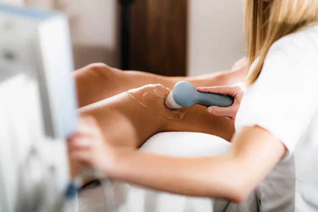 Equipo aplicando ondas de choque radiales en rodilla- clinica de lesiones deportivas