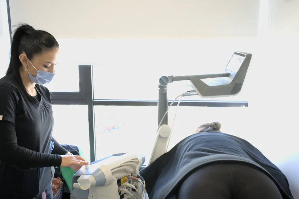 Terapia con tecnología robótica en clínica de fisioterapia con láser de alta intensidad-clinica de sobrepreso, obesidad y metabolismo