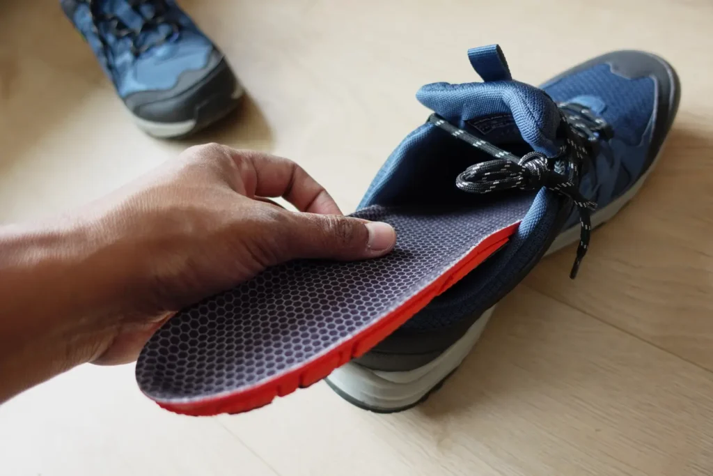 Una selección de calzado deportivo adecuado y plantillas ortopédicas, elementos esenciales para prevenir el dolor de talón