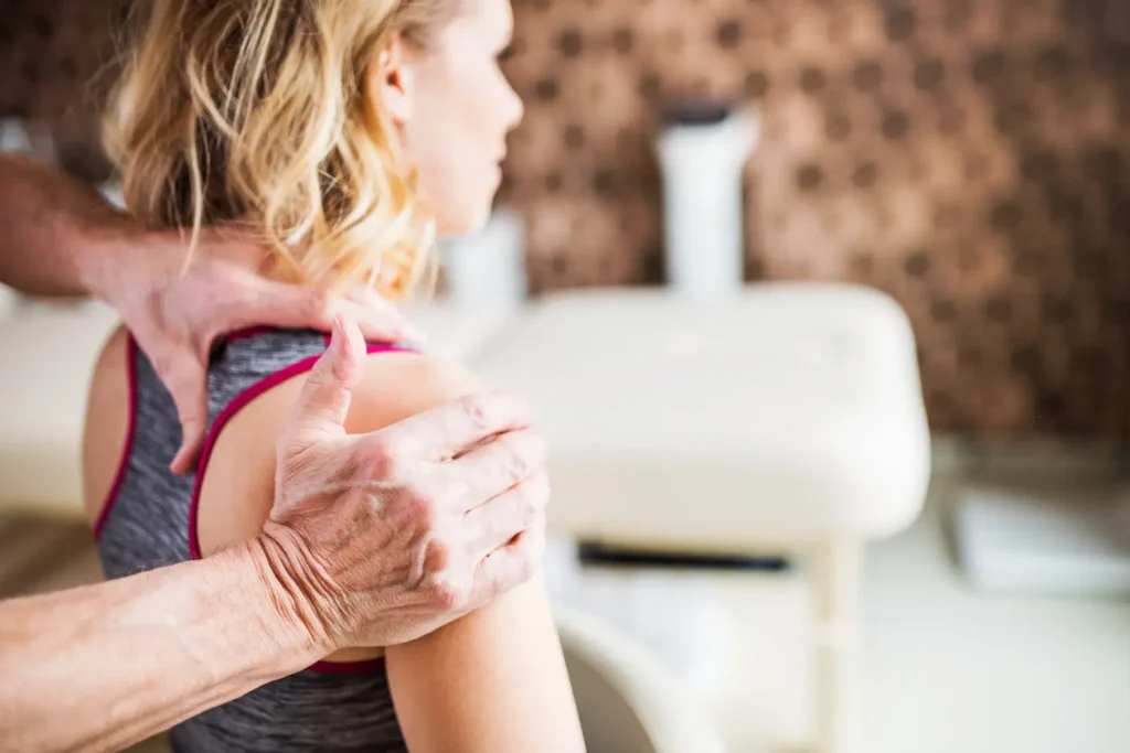 Fisioterapeuta guiando ejercicios – lesión de SLAP tiempo de recuperación - clinica de lesiones deportivas