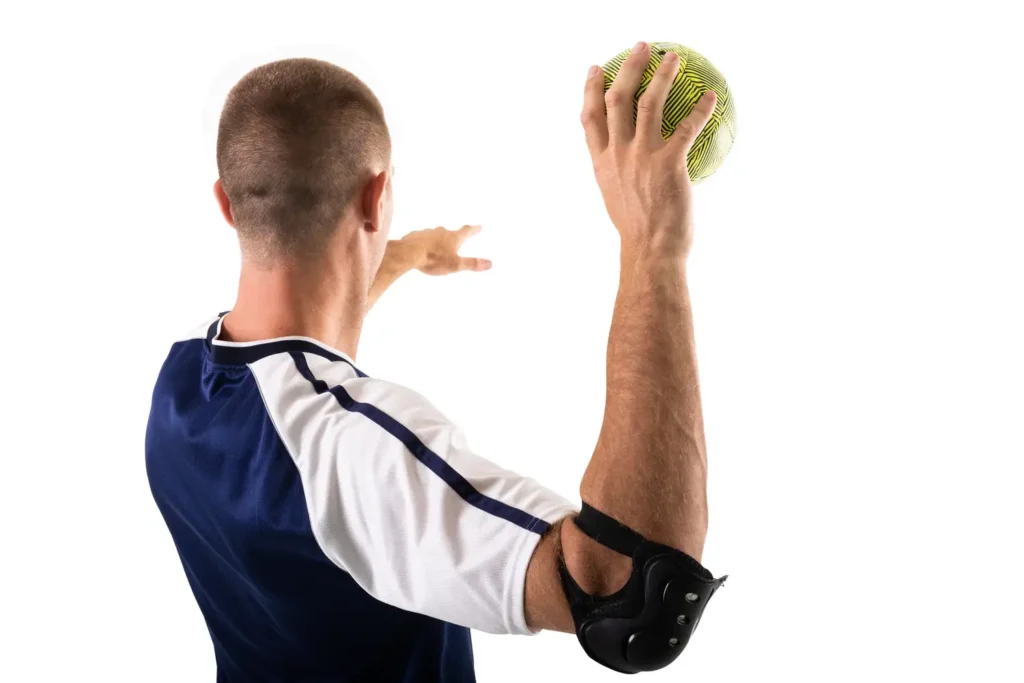 Jugador de béisbol lanzando - clinica de lesiones deportivas