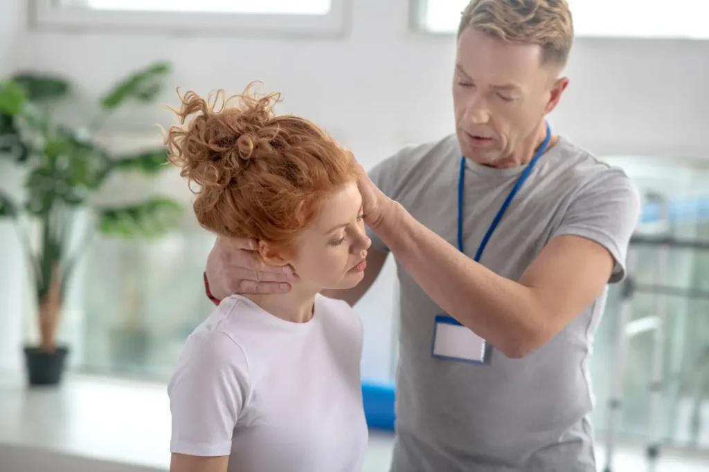 médico explicando cervicalgia qué es en el cuello-clínica de lesiones deportivas
