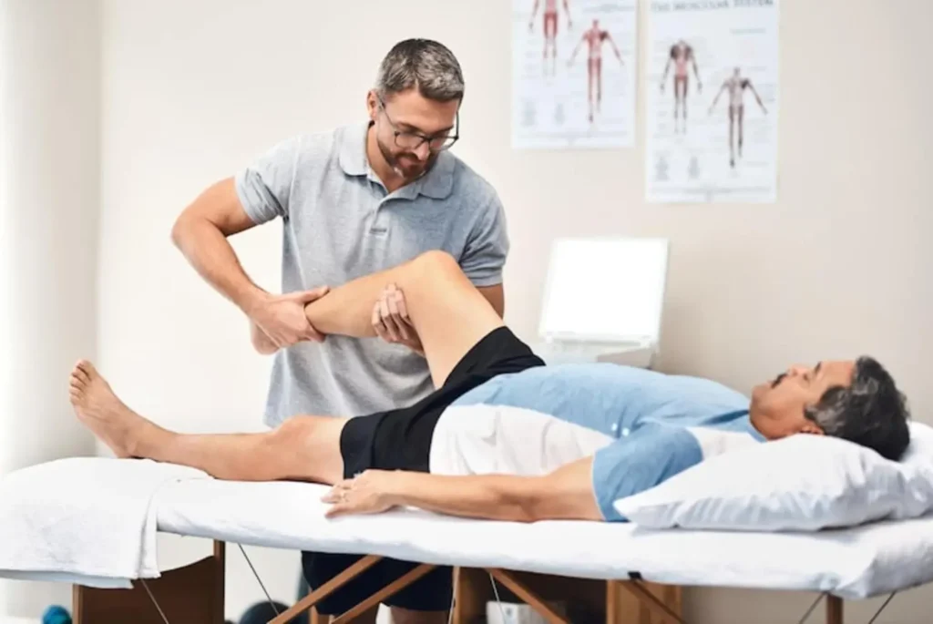 Fisioterapeuta tratando a un paciente con pubalgia - clinica de lesiones deportivas