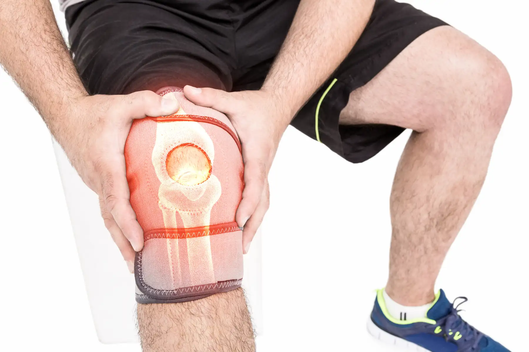 Deportista con dolor de rodilla al caminar y flexionar después de entrenar - clinica de lesiones deporitivas