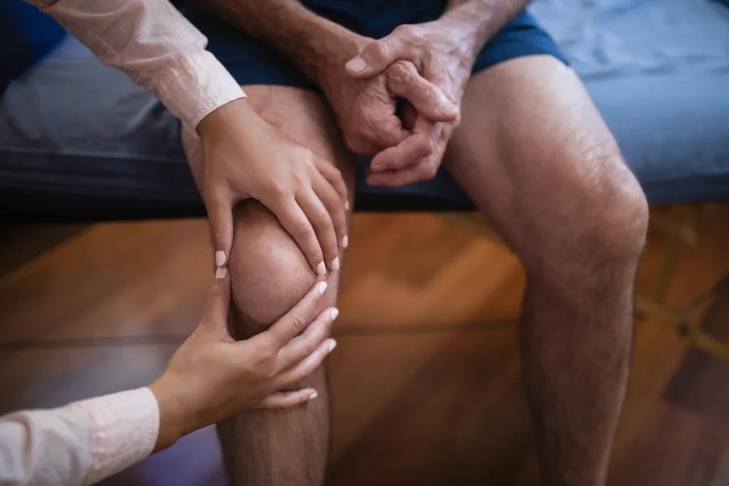 Paciente realizando rehabilitación para reducir dolor de rodilla al caminar y flexionar - clinica de lesiones deportivas